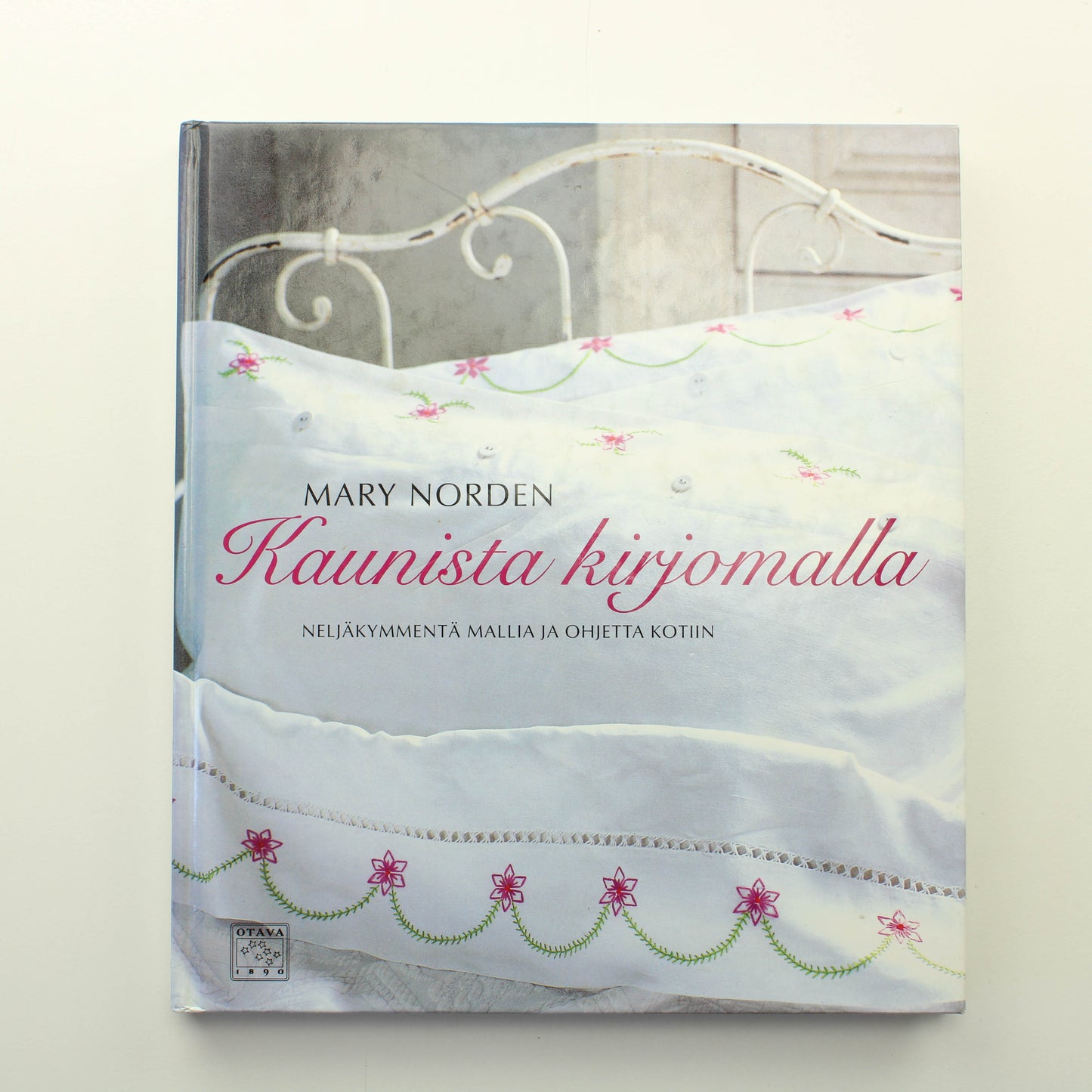 Mary Norden: Mary Norden: Kaunista kirjomalla