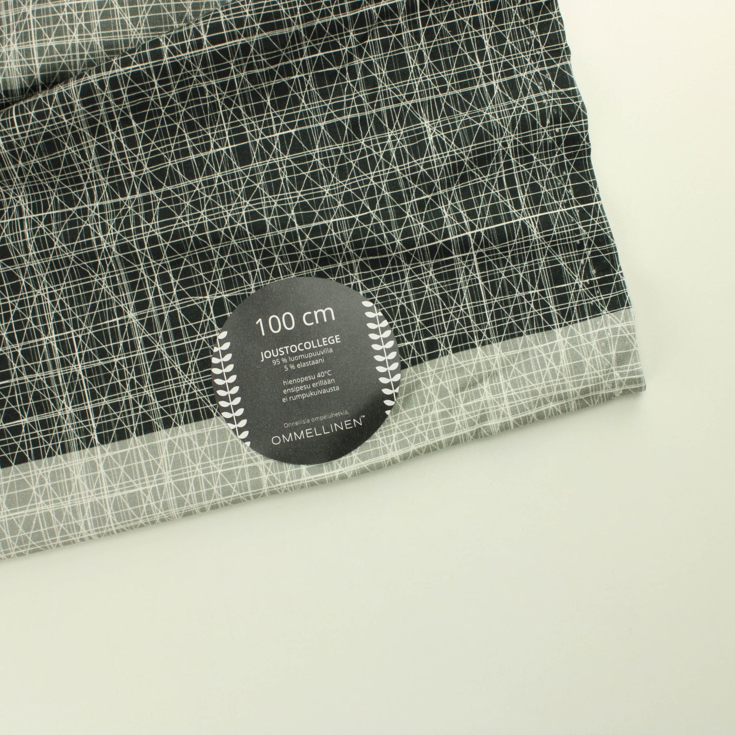 Ommellinen harmaansävyinen kuvollinen raita JC - Pala