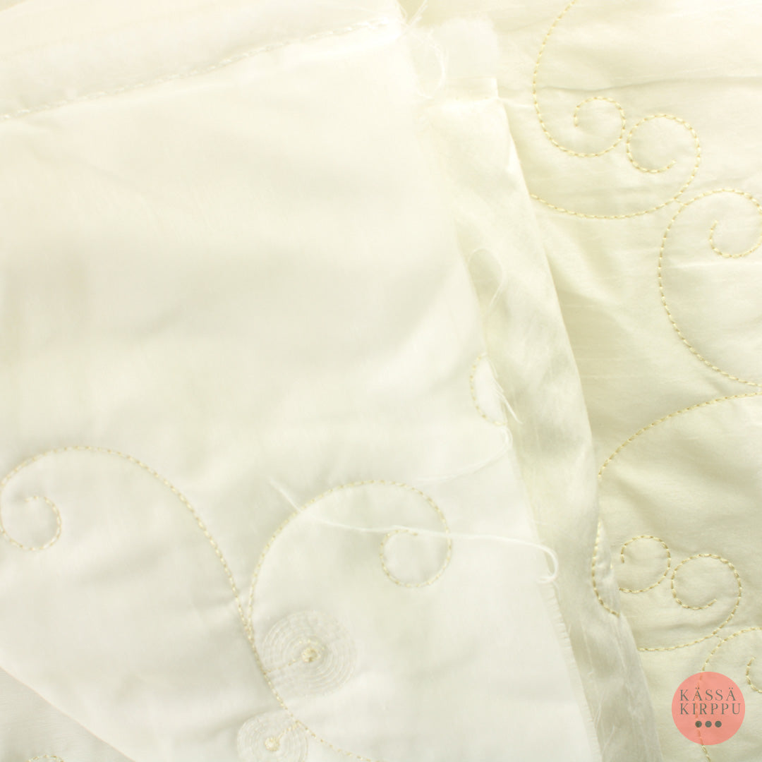 Luonnonvalkoinen kuviotikattu Tikkikangas - Pala