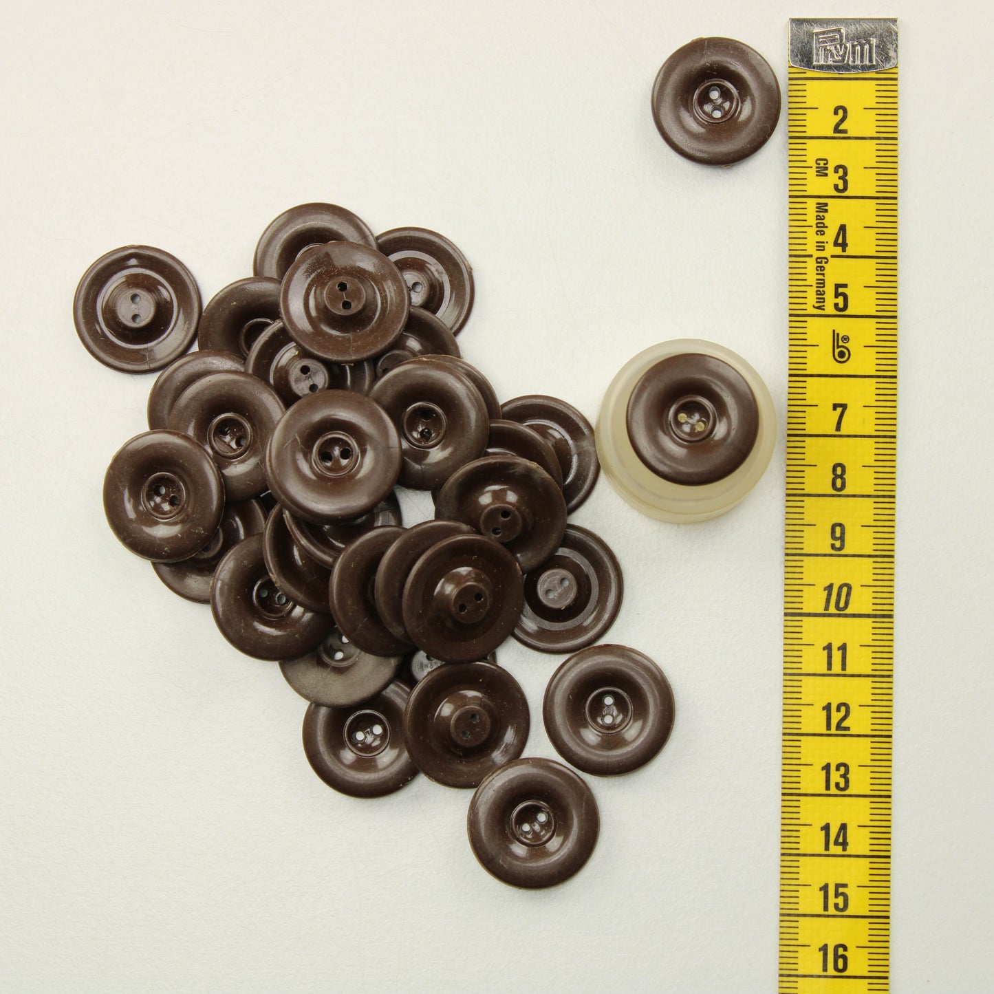 Tummanruskeat muovinapit