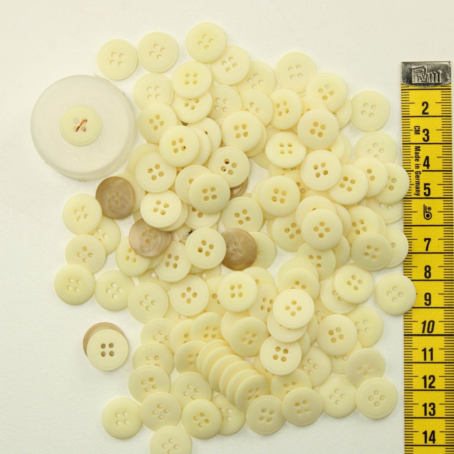 Luonnonvalkoiset muovinapit