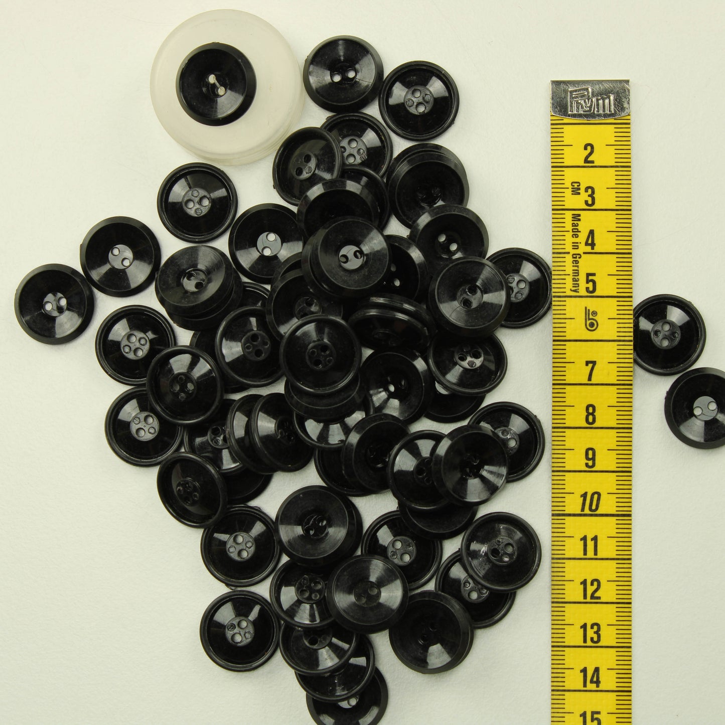 Mustat muoviset napit