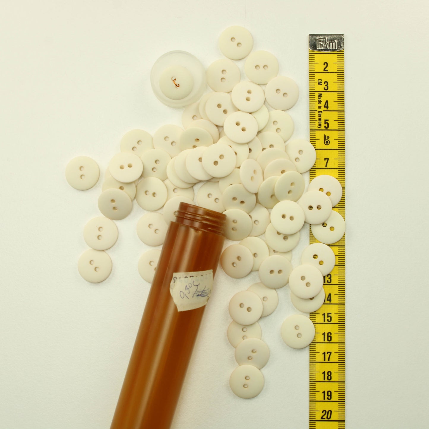 Valkoiset muoviset napit