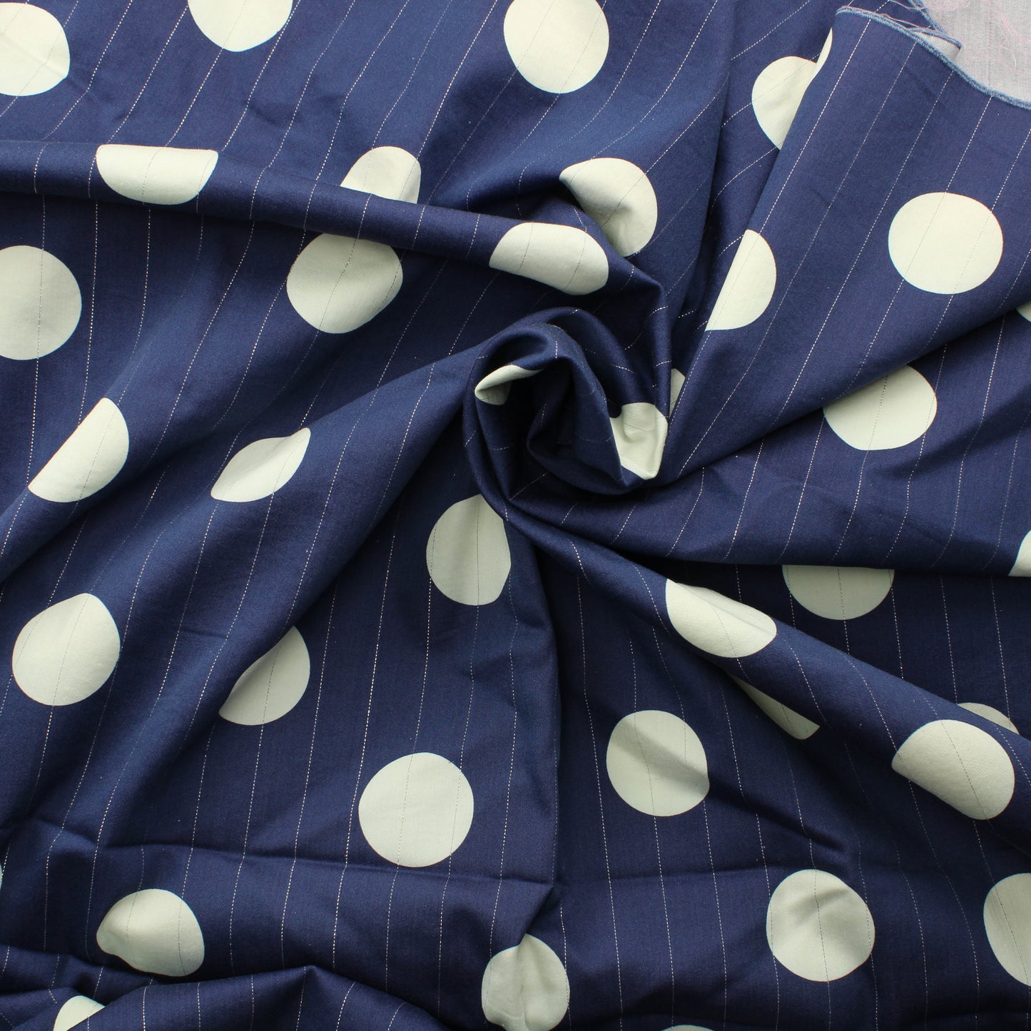 Sinivalkoinen hopeakoristeinen Vaatetuskangas - Pala