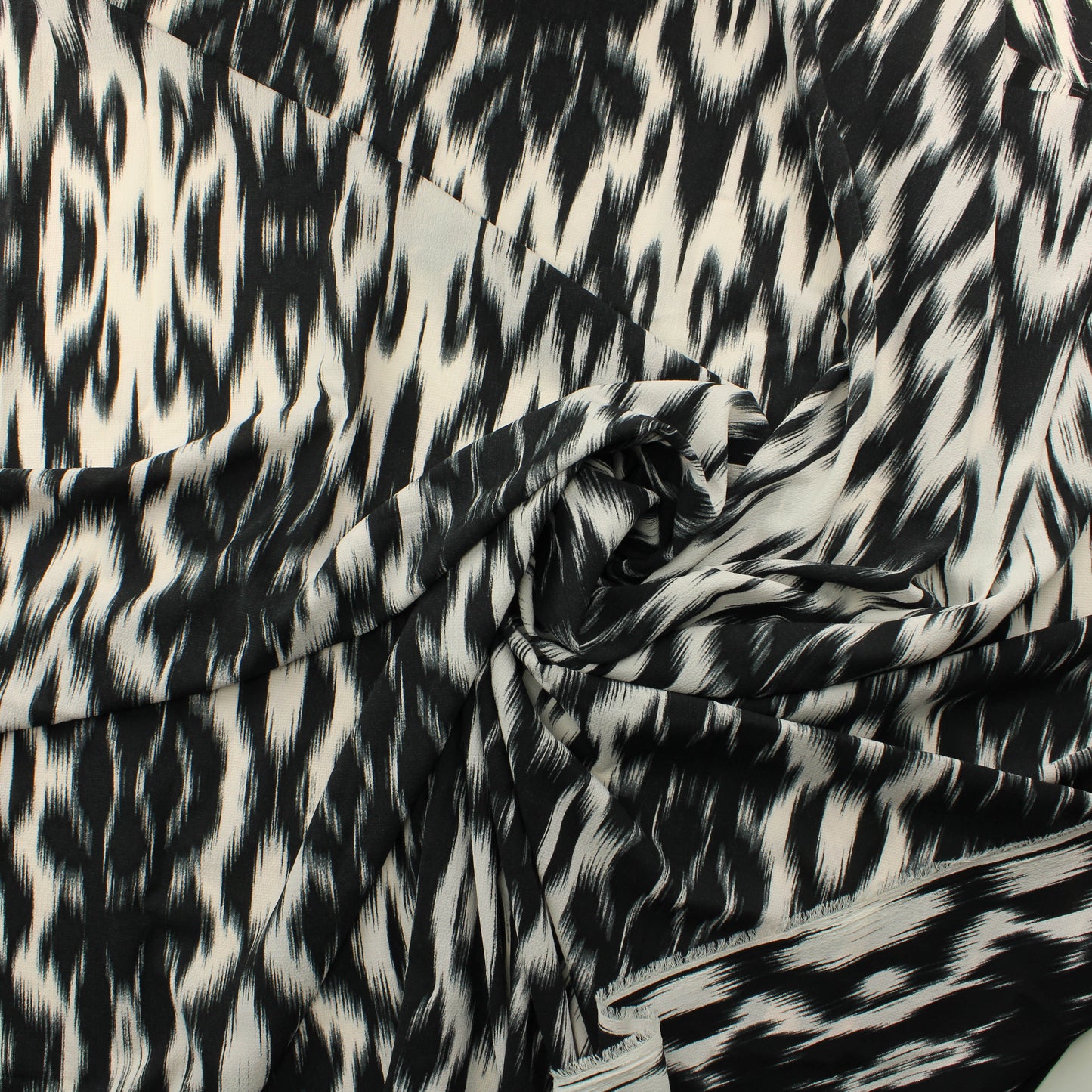 Mustavalkoinen Sifonki - Pala