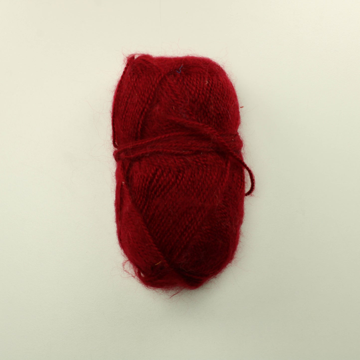 Tummanpunainen mohairmainen lanka