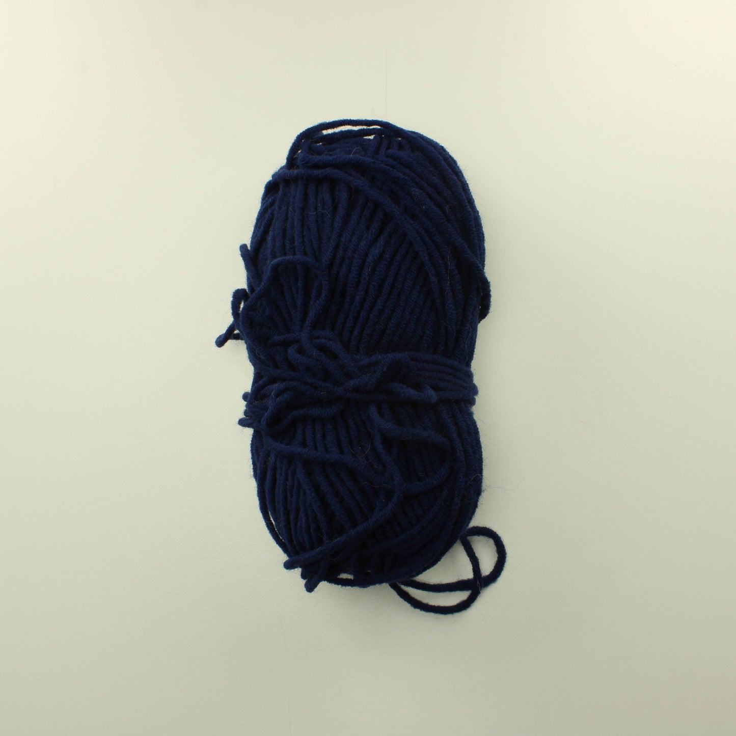 Tummansininen sekoitelanka