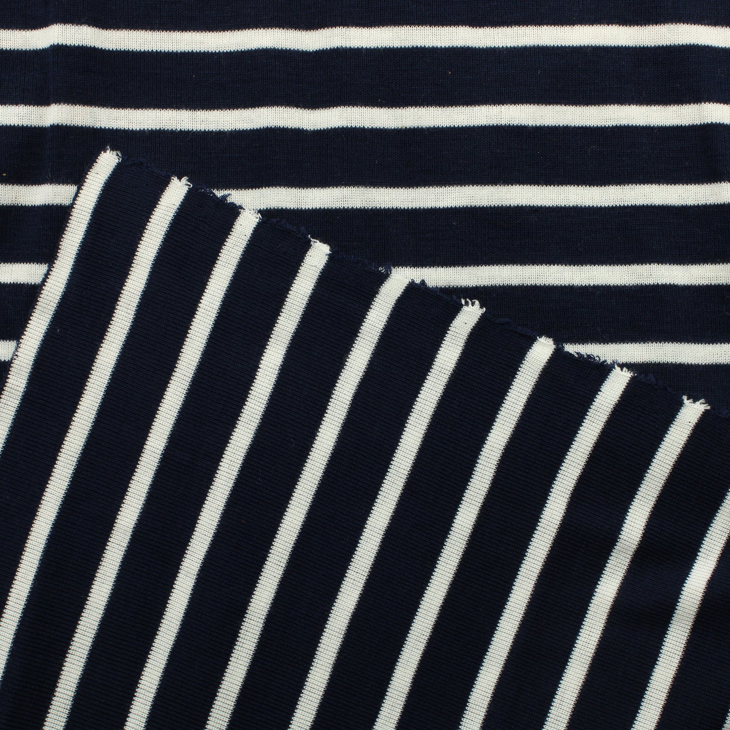 Sinivalkoinen raidallinen Interlock neulos - Pala