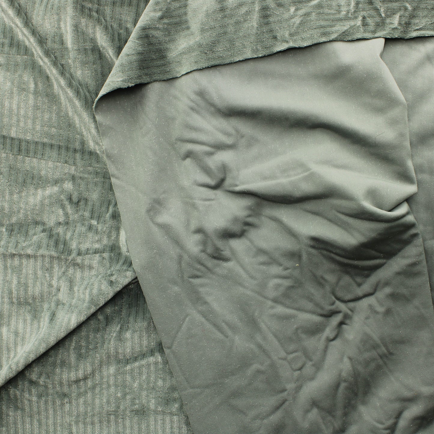 Hopeanharmaa hohtava pystyraitainen joustava Sametti - Pala