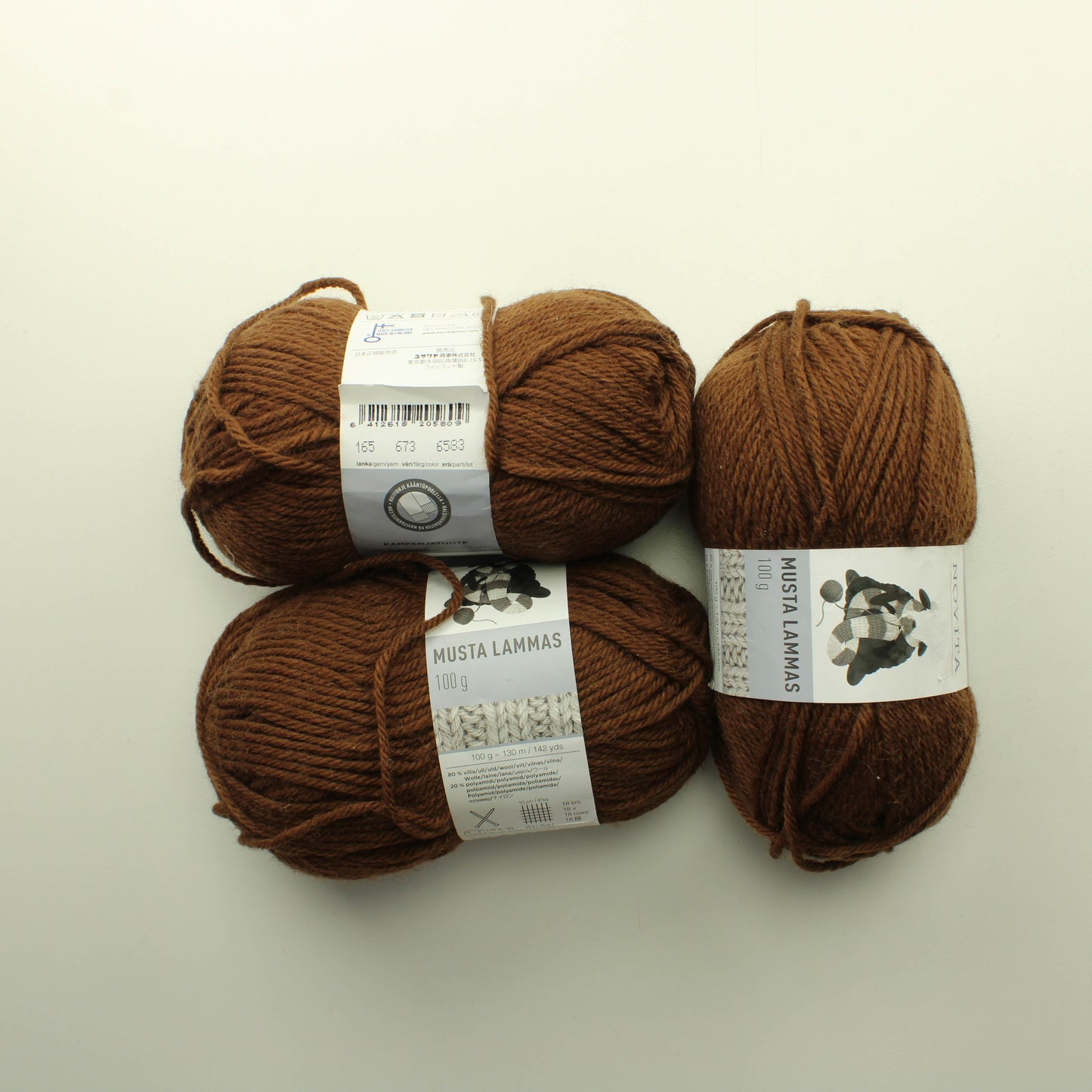 Novita Musta lammas - 673 Lankapussi 394 (300g)