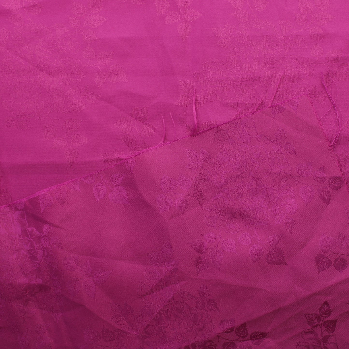 Magenta ruusukuvioinen satiinimainen Vaatetuskangas - Pala