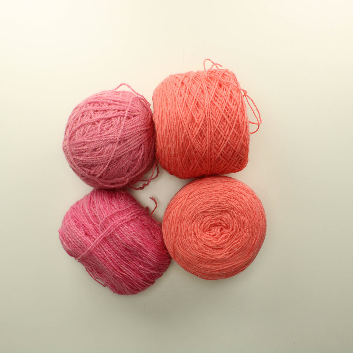 Oranssia ja pinkkiä villalankaa - Lankapussi 615 (435g)
