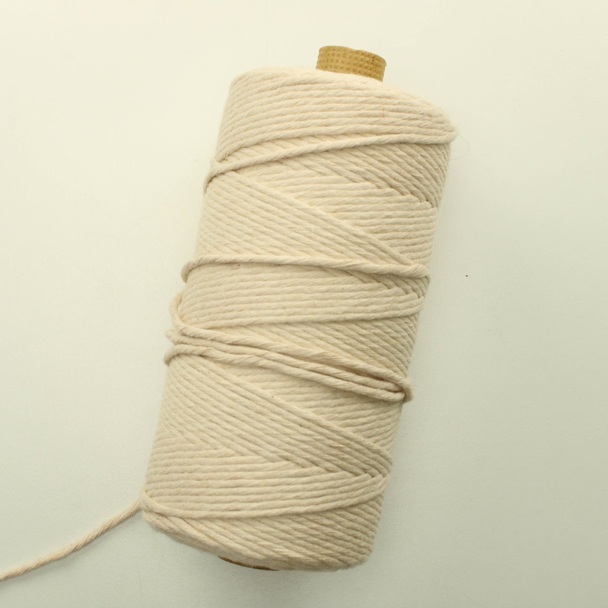 Luonnonvalkoinen puuvillalanka (745g sis. pahviholkin)