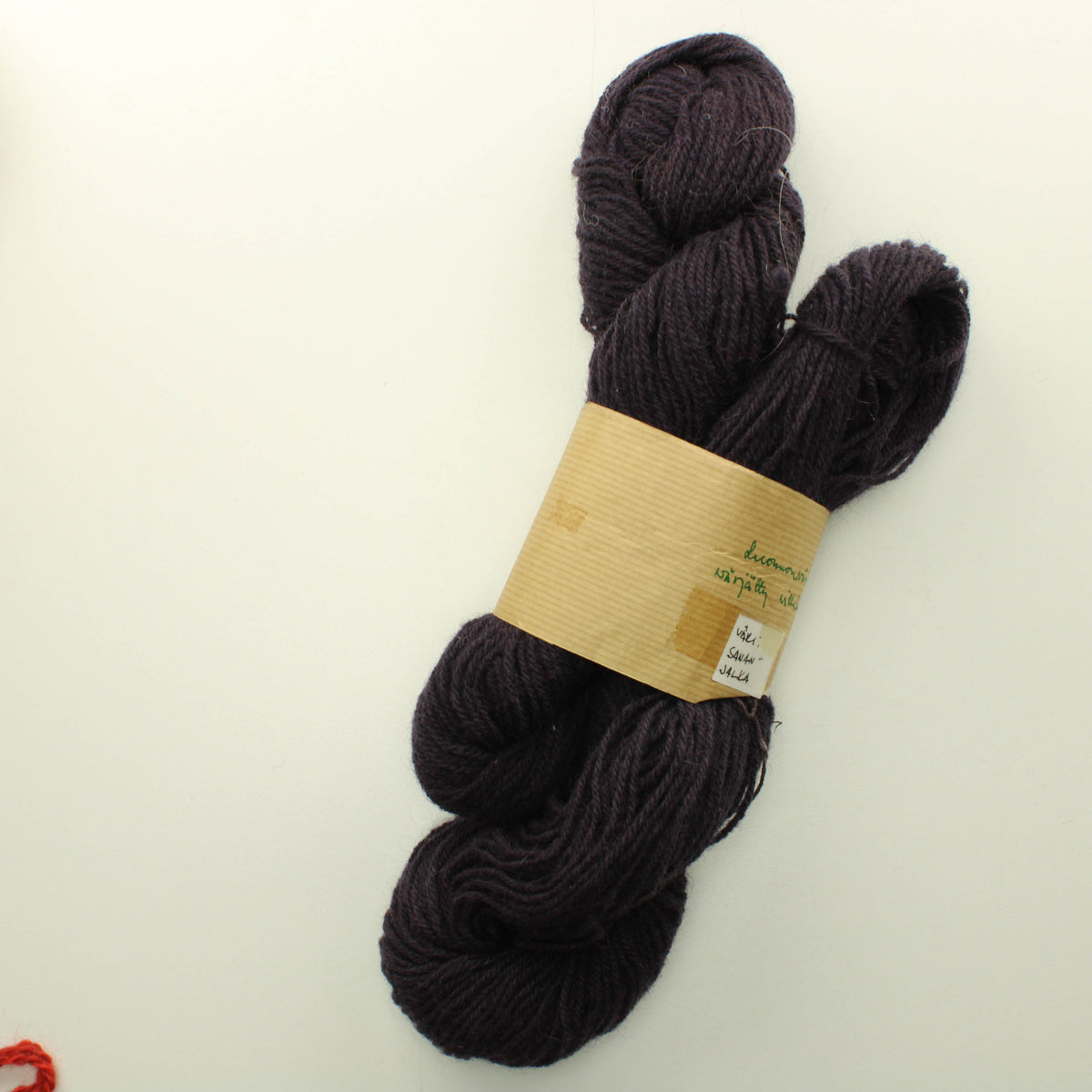 Sananjalalla värjätty villalanka 85g