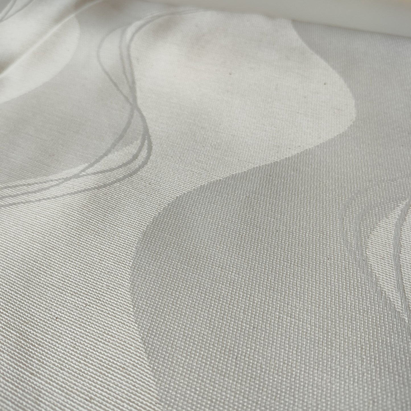 Luonnonvalkoinen aaltomaisesti kuvioitu sisustuskangas - Palapaketti