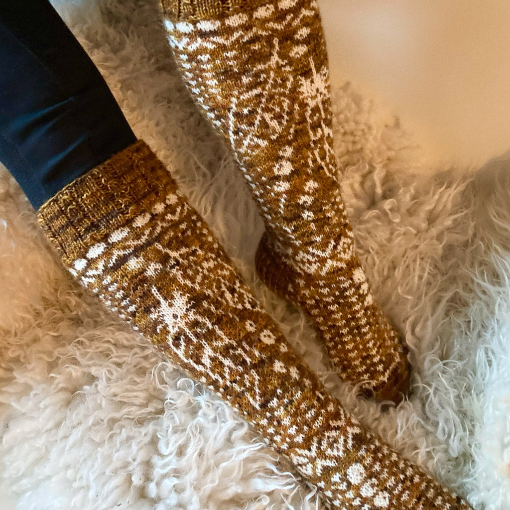 Light as a Feather - Pitkävartiset Sukat - Neuleohje