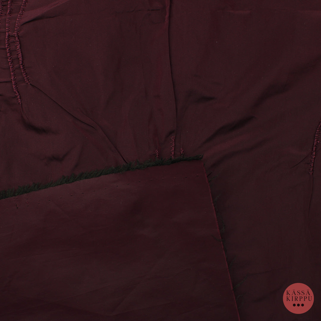 Viininpunainen pintakuvioitu tekokuitukangas - Pala