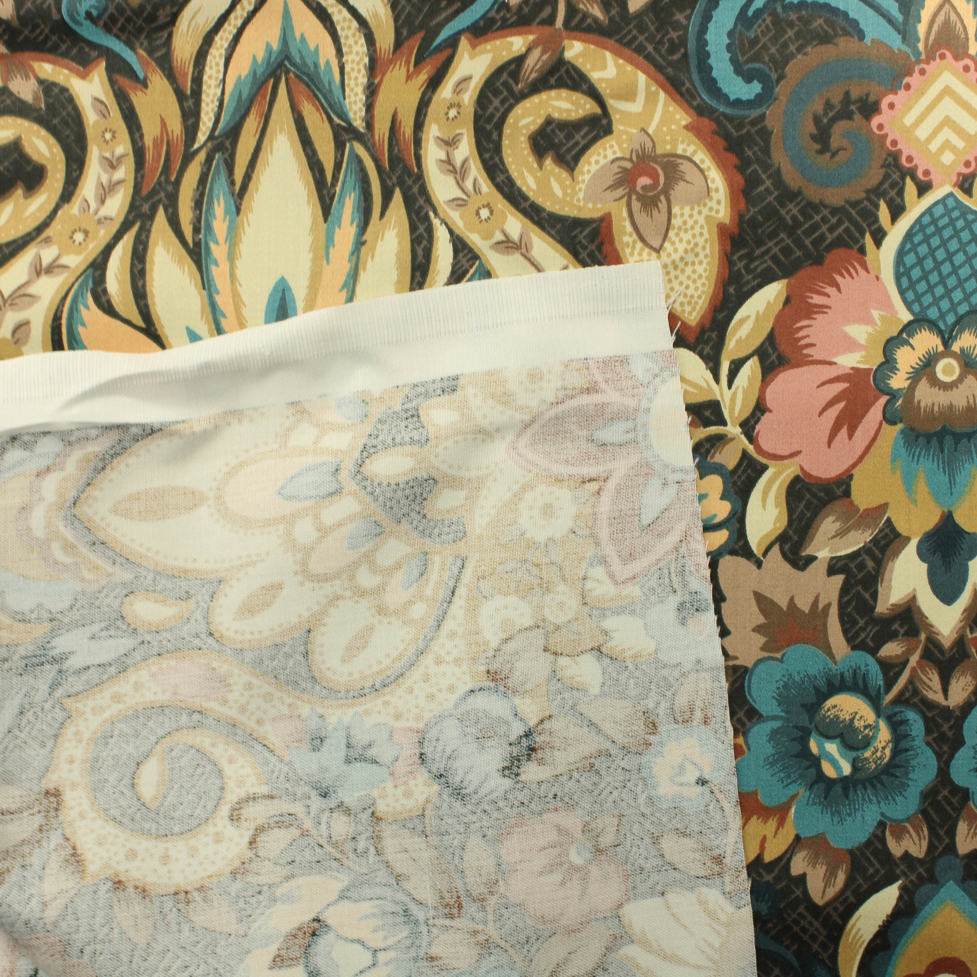 Kukka ja ornamenttikuvioinen Puuvillasatiini - Pala