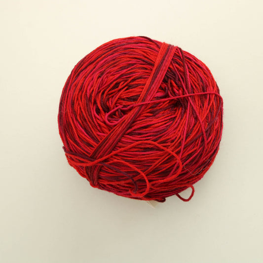 Rohrspatz Wollmeise Merino Superwash 145g - auf dem roten Teppich