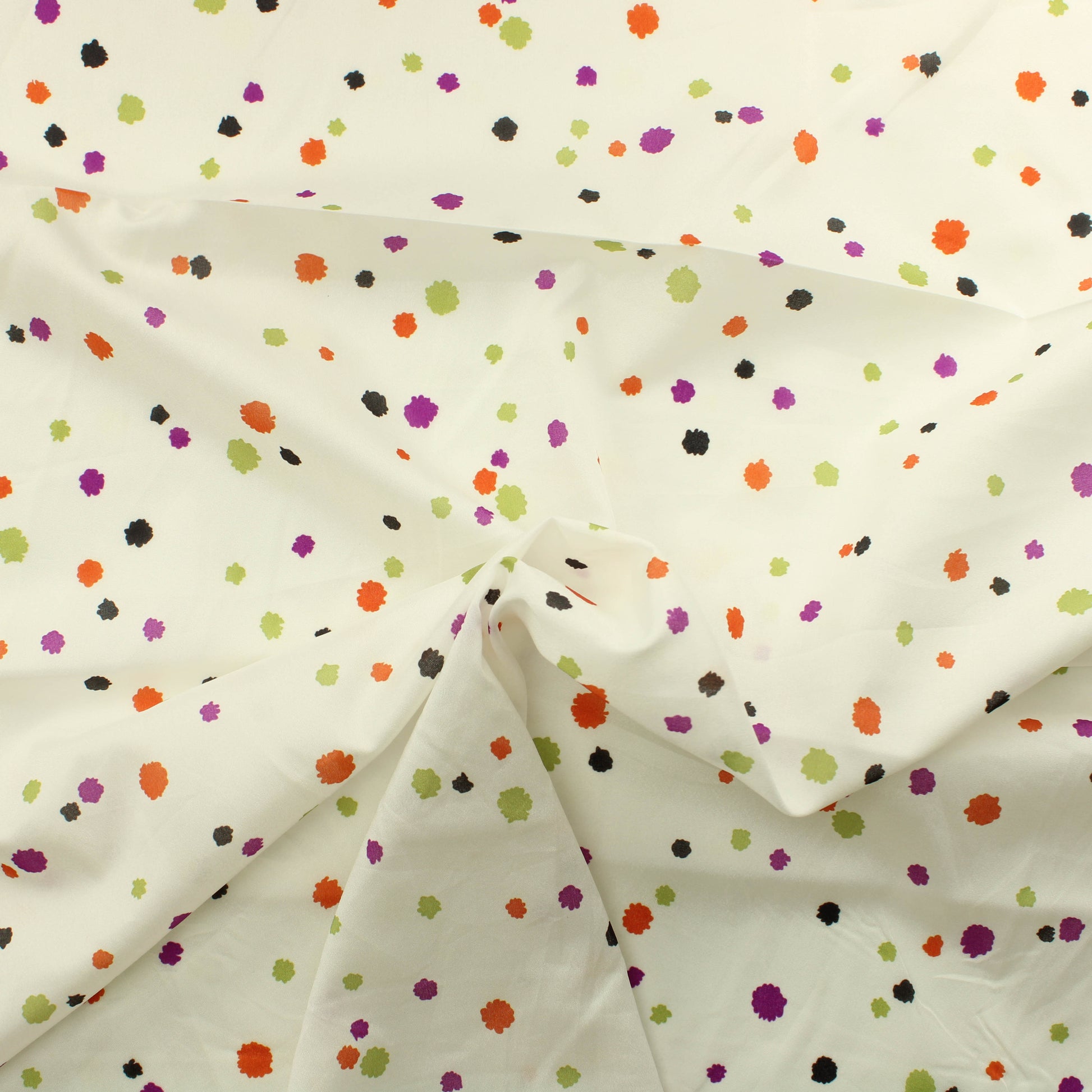 Valkoinen pilkullinen Vaatetuskangas - Pala