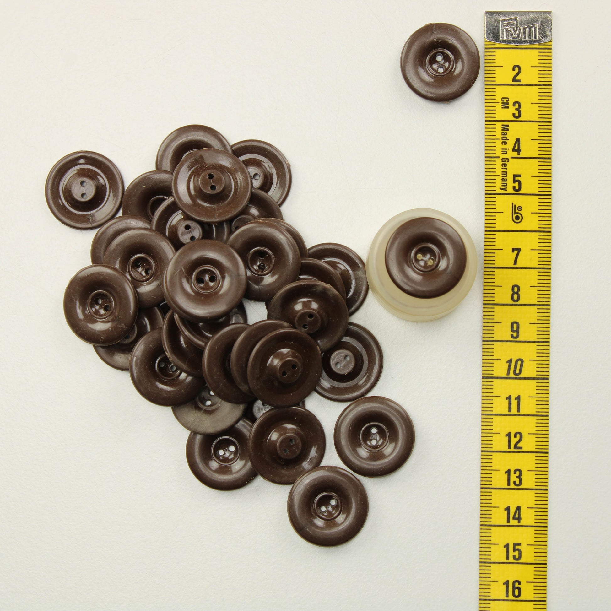 Tummanruskeat muovinapit