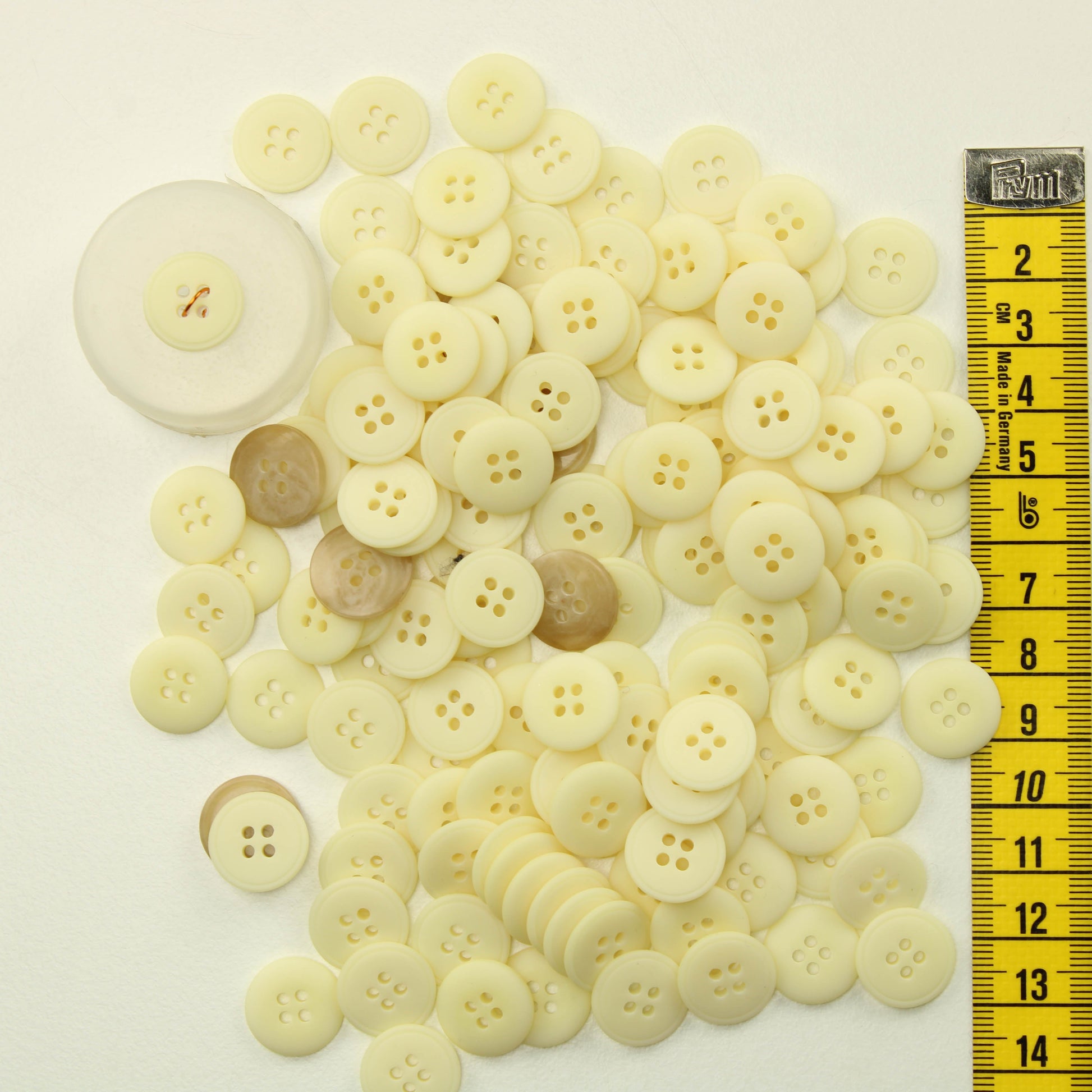 Luonnonvalkoiset muovinapit