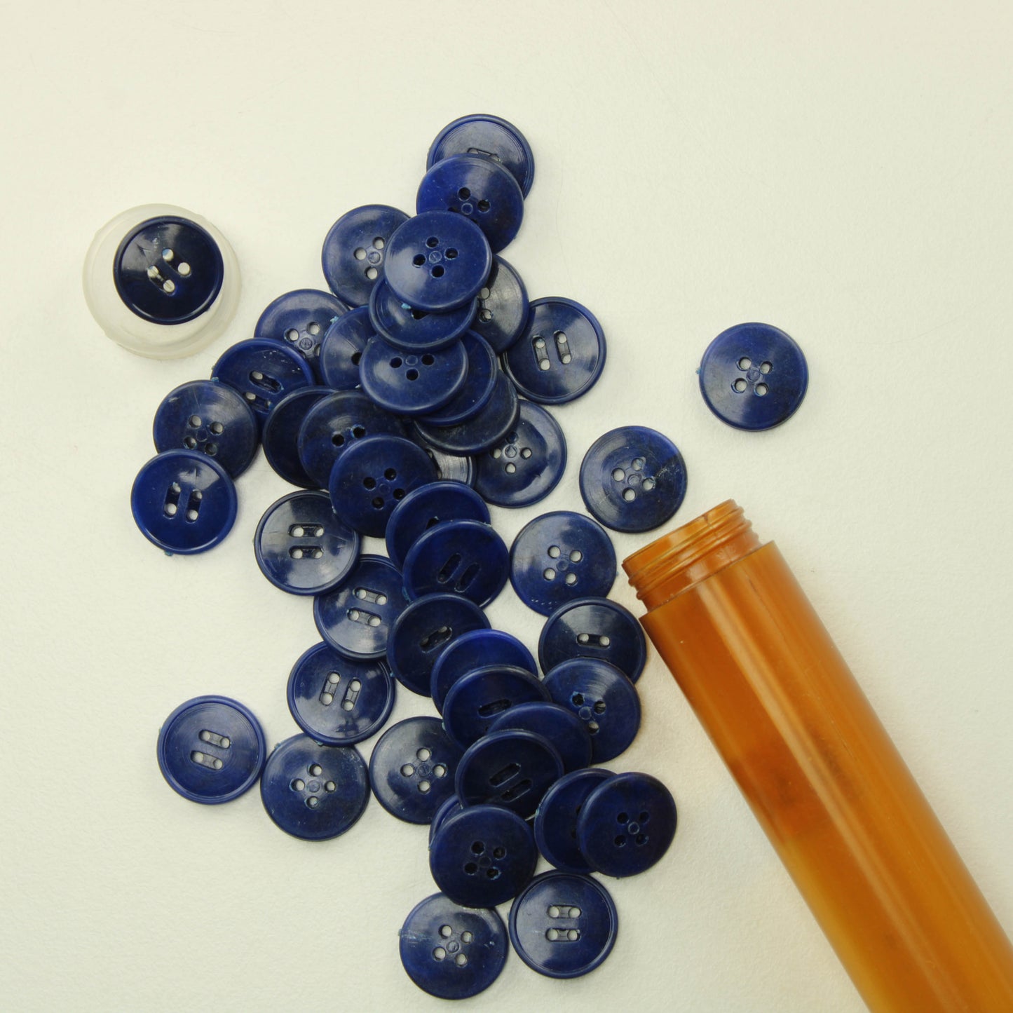 Tummnasiniset muovinapit