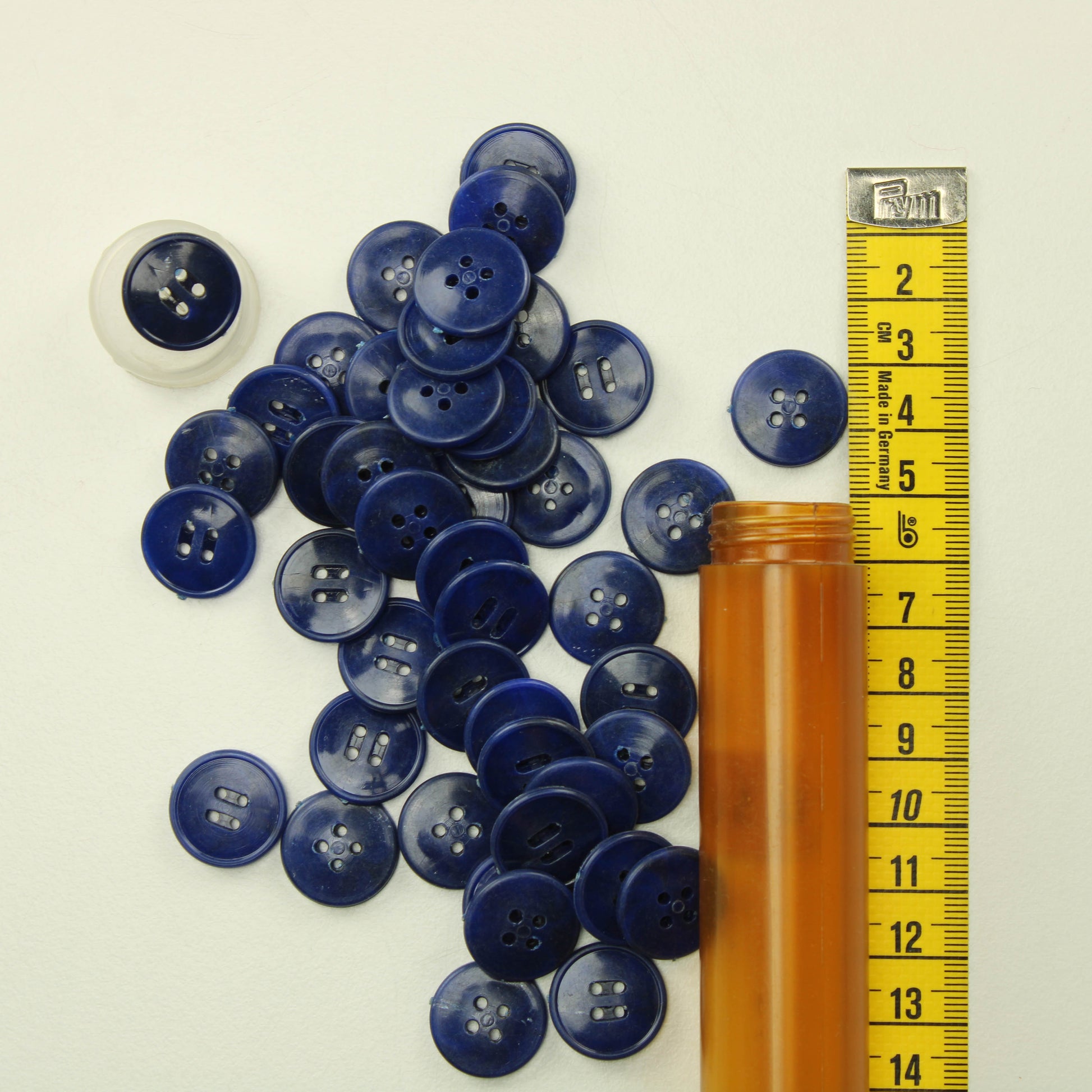 Tummnasiniset muovinapit