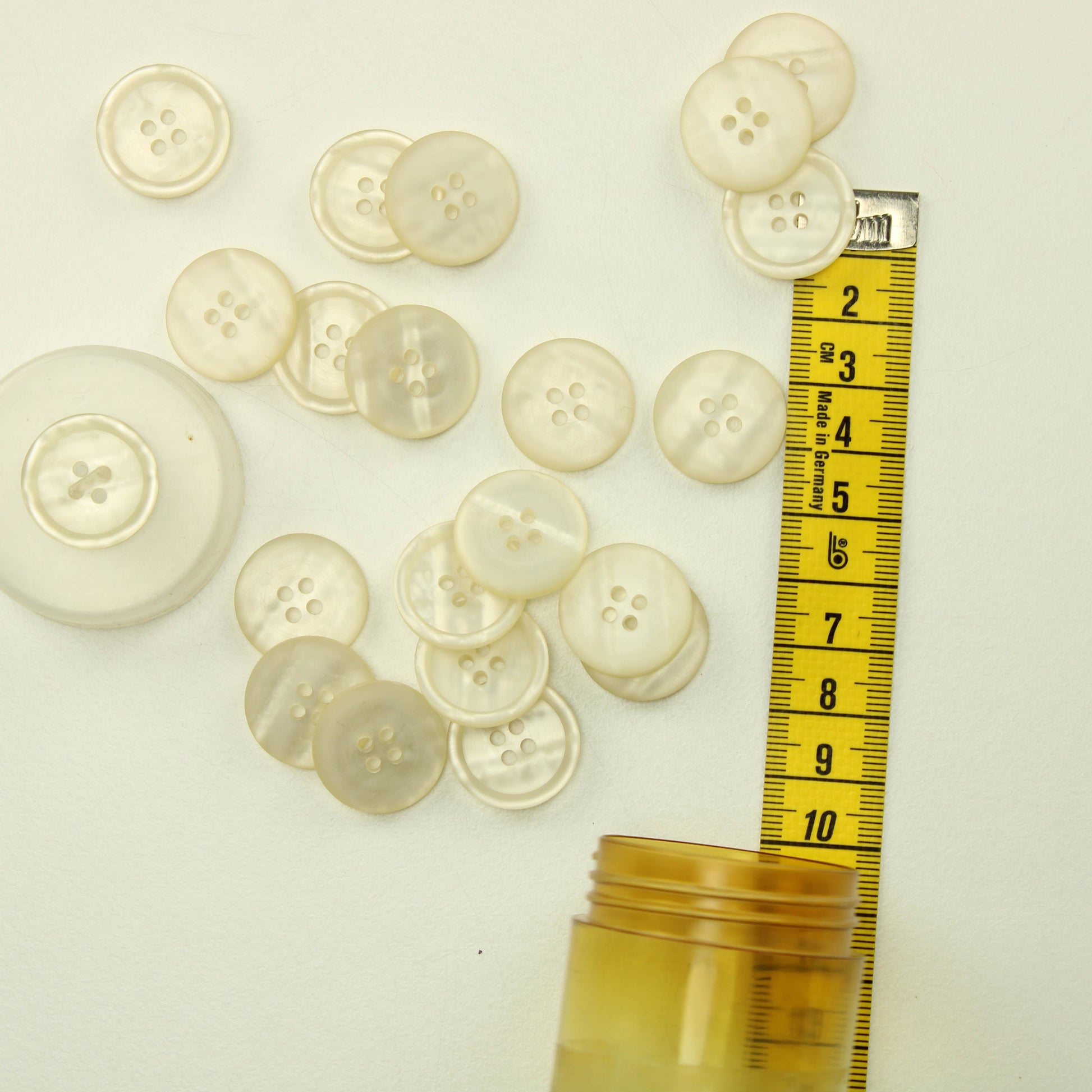 Valkoiset helmiäishohtoiset muovinapit