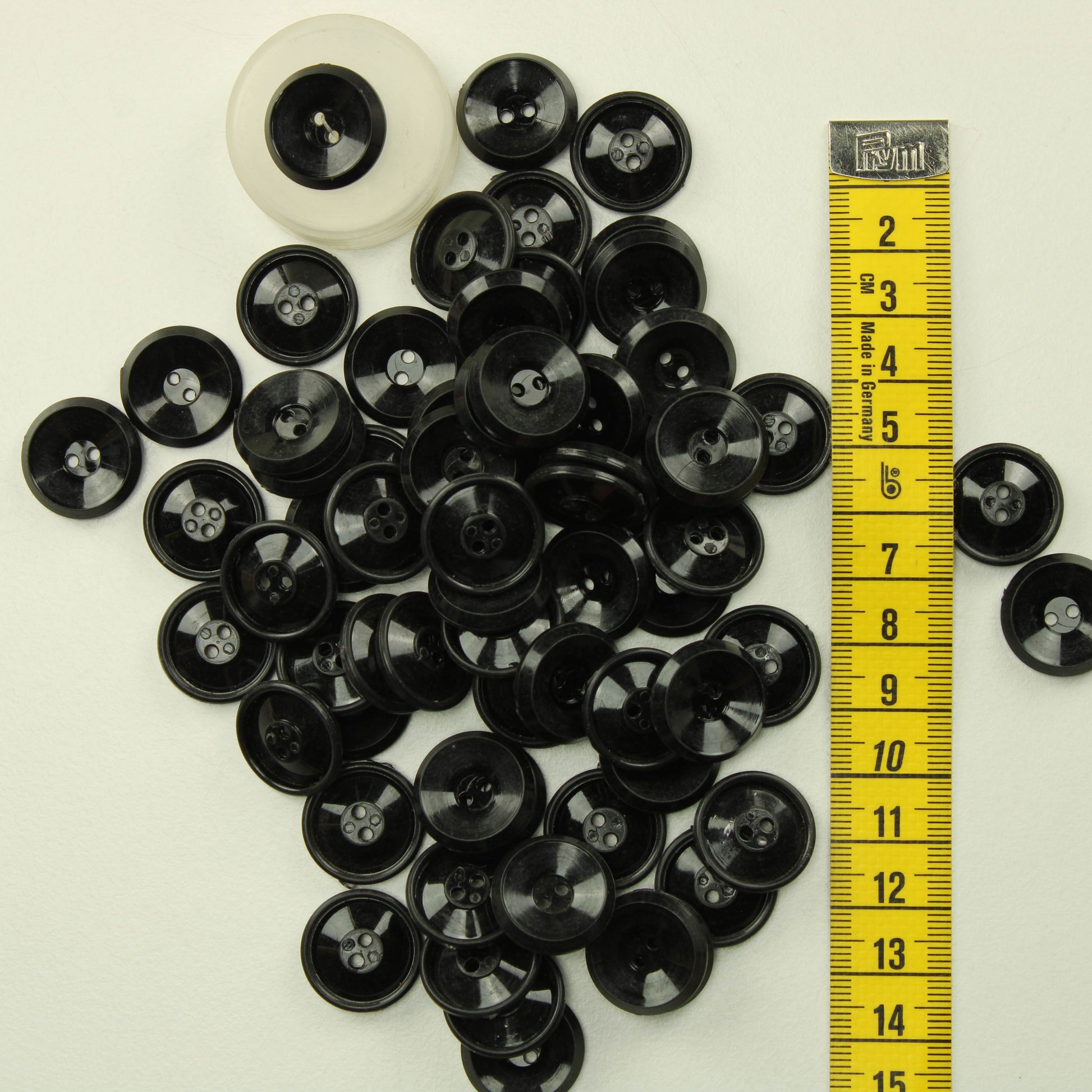 Mustat muoviset napit