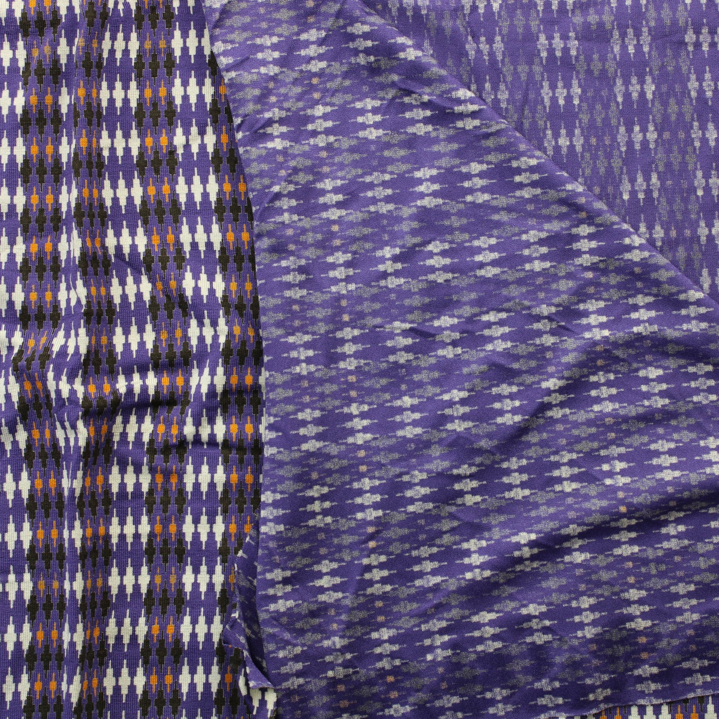 Violettipohjainen kuviollinen Neulos - Pala