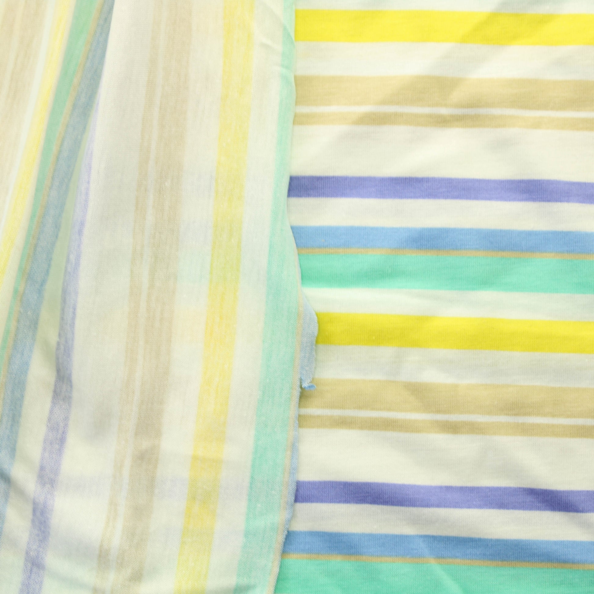 Raidallinen ohut Trikoo - Pala