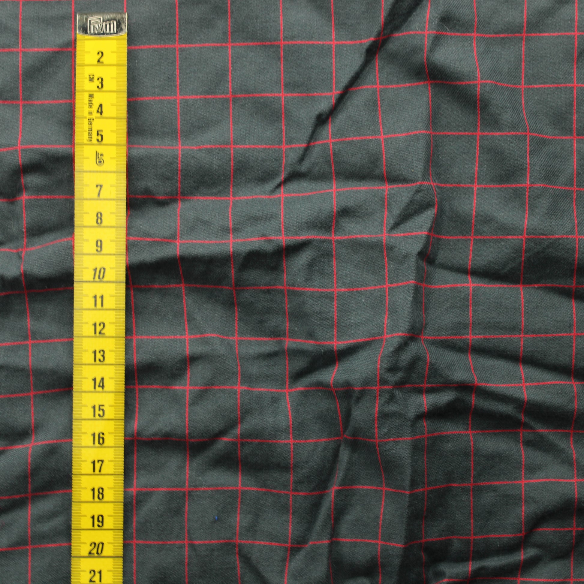 Harmaa punaruutuinen Vaatetuskangas - Pala