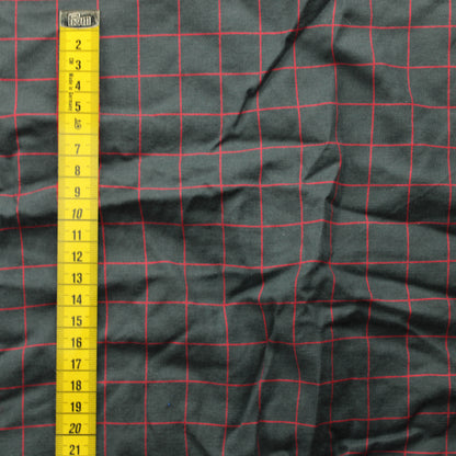Harmaa punaruutuinen Vaatetuskangas - Pala