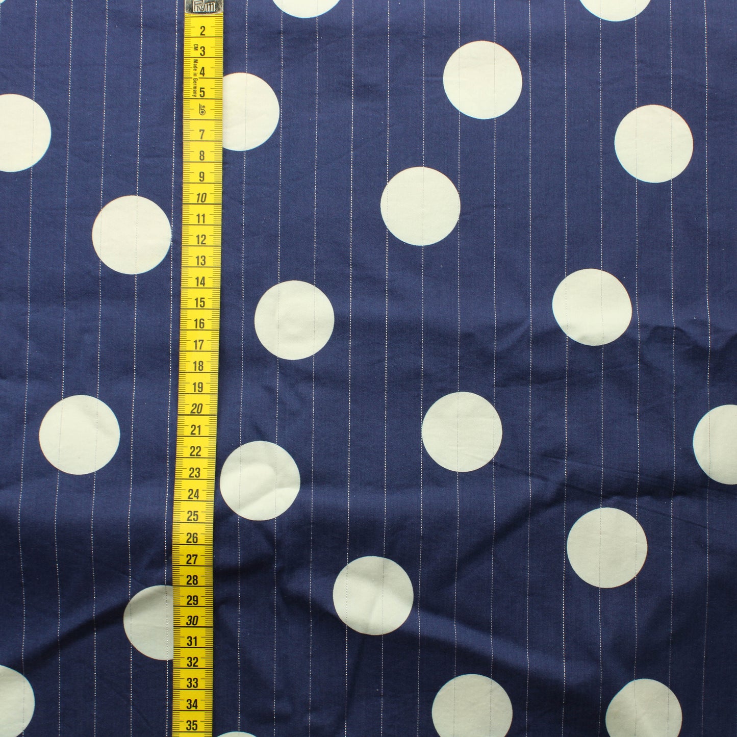 Sinivalkoinen hopeakoristeinen Vaatetuskangas - Pala