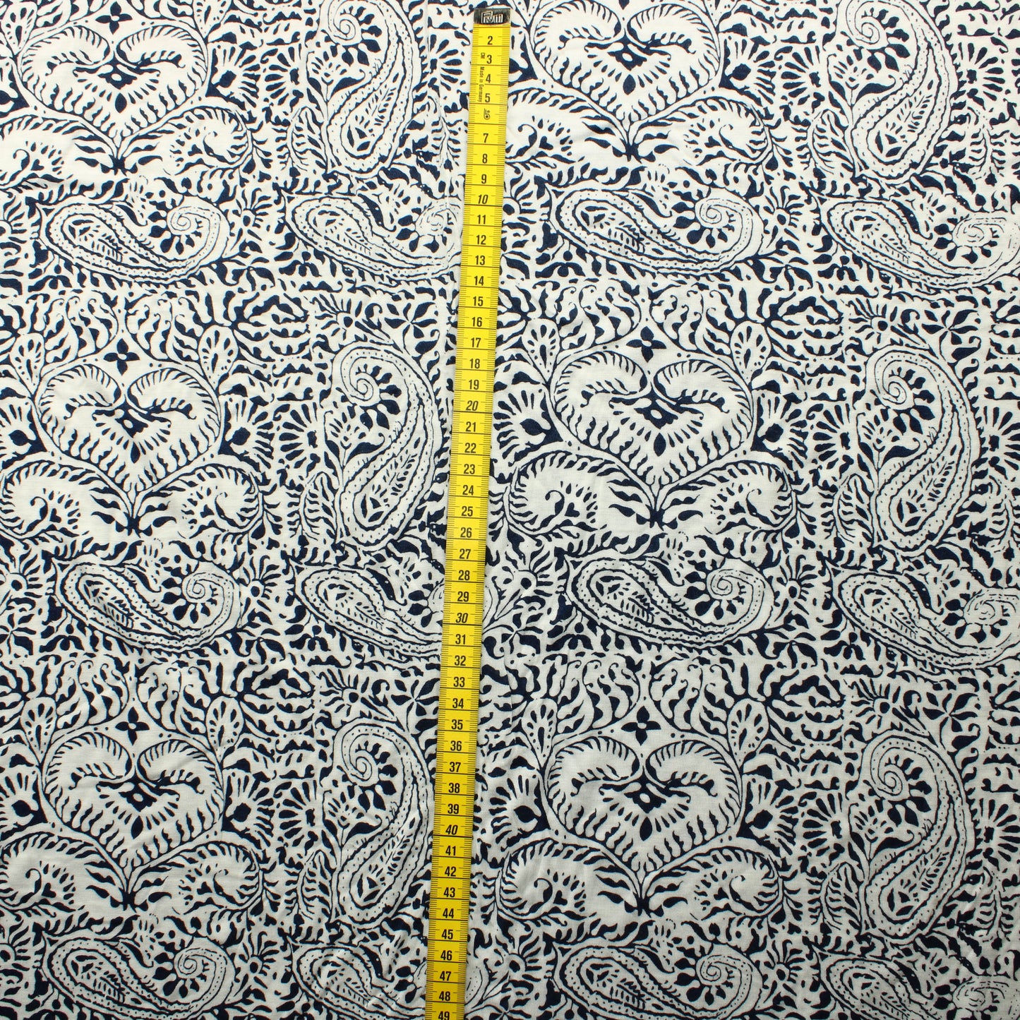 Sinivalkoinen kuviollinen Viskoositrikoo - Pala