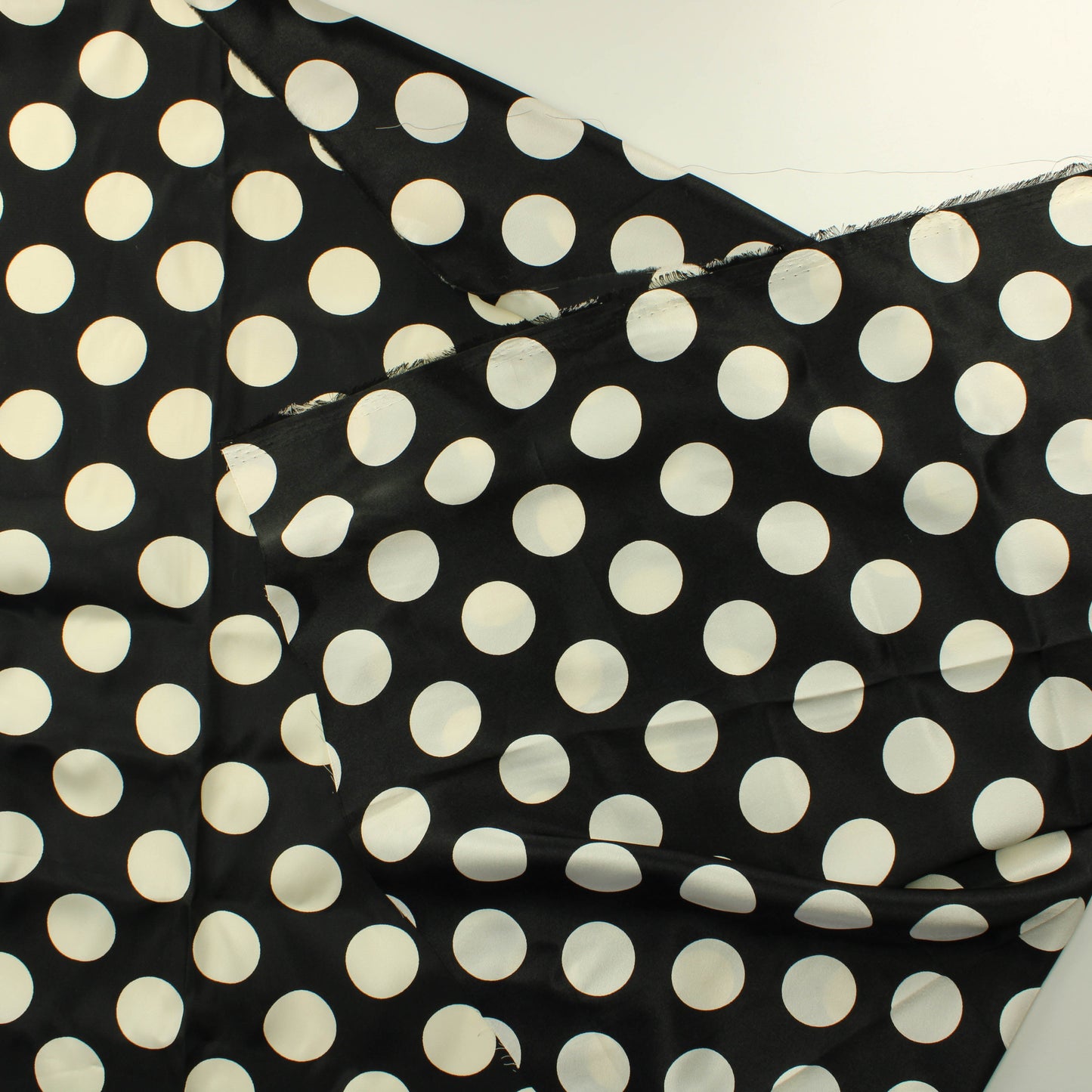 Musatvalkoinen pallo Satiini - Pala