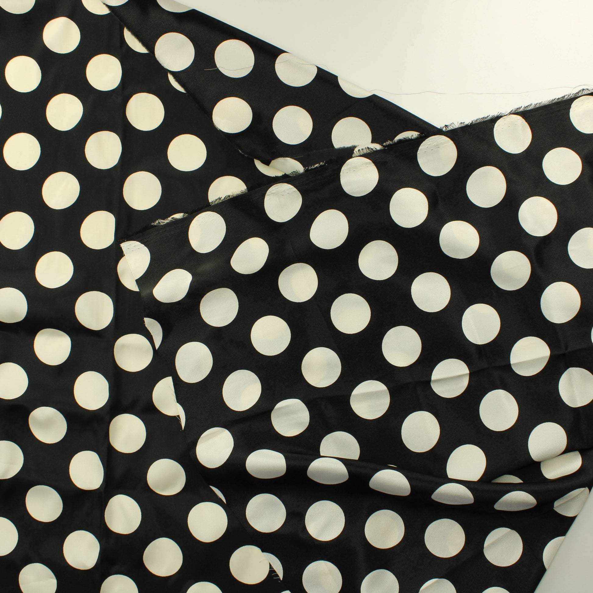 Musatvalkoinen pallo Satiini - Pala