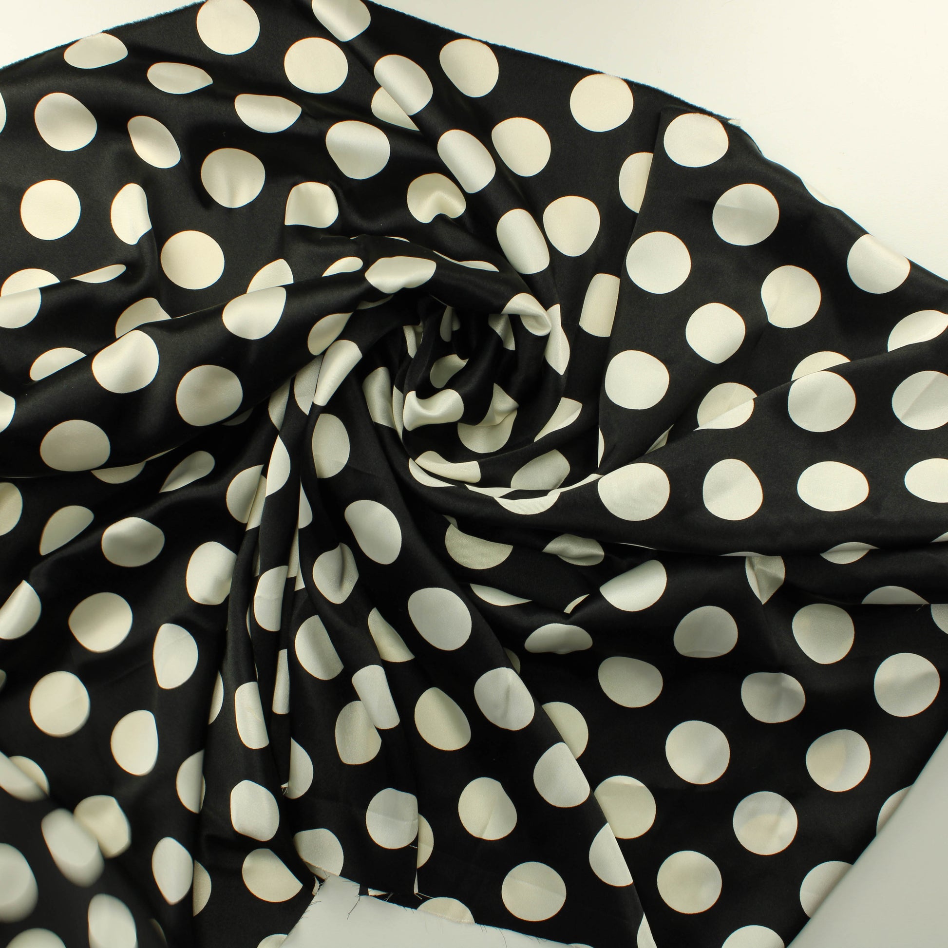 Musatvalkoinen pallo Satiini - Pala