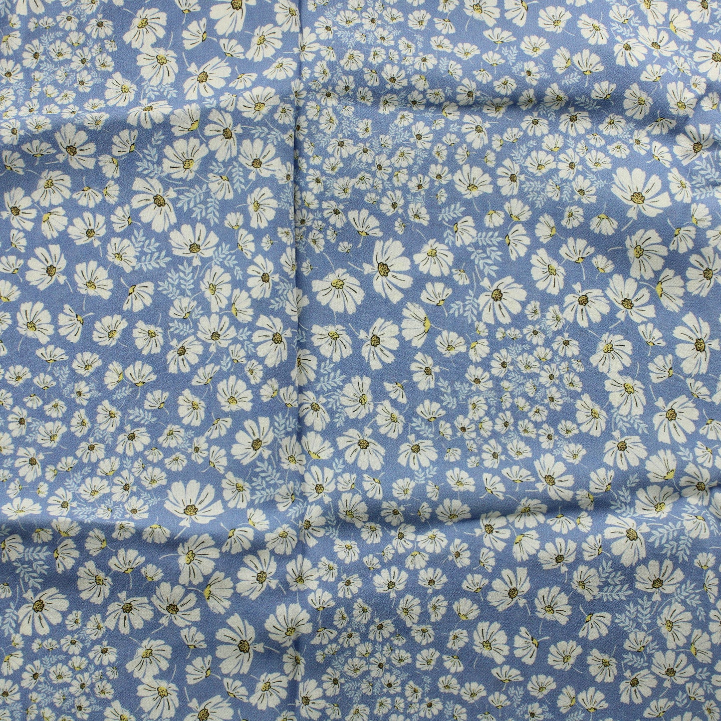 Valkoiset kukat vaaleansinisellä Viskoosikreppi - Pala