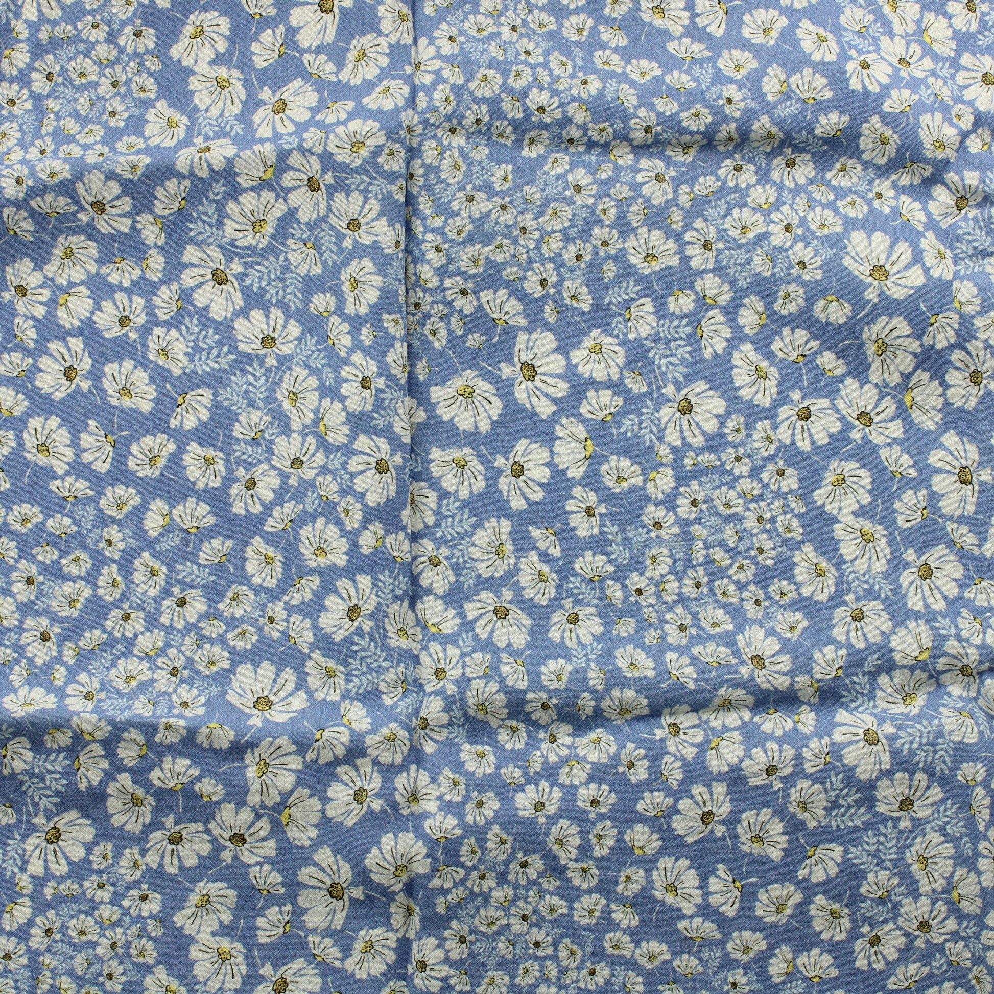 Valkoiset kukat vaaleansinisellä Viskoosikreppi - Pala