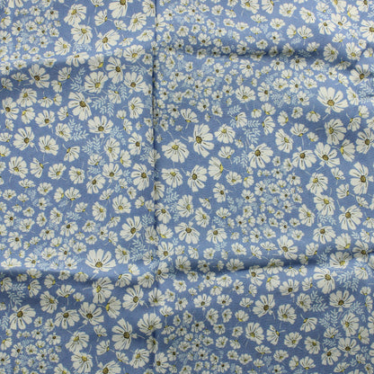 Valkoiset kukat vaaleansinisellä Viskoosikreppi - Pala