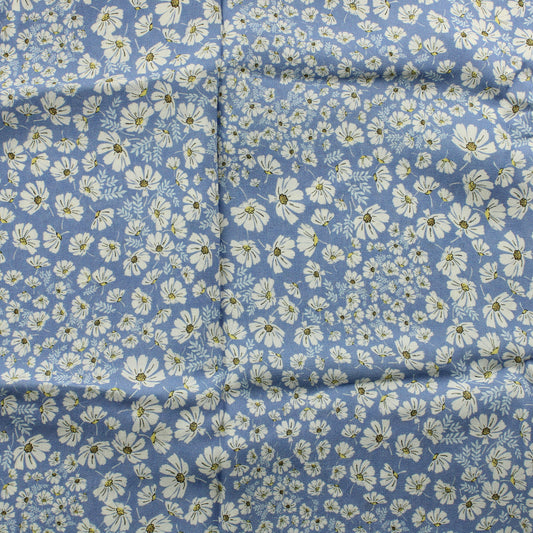 Valkoiset kukat vaaleansinisellä Viskoosikreppi - Pala