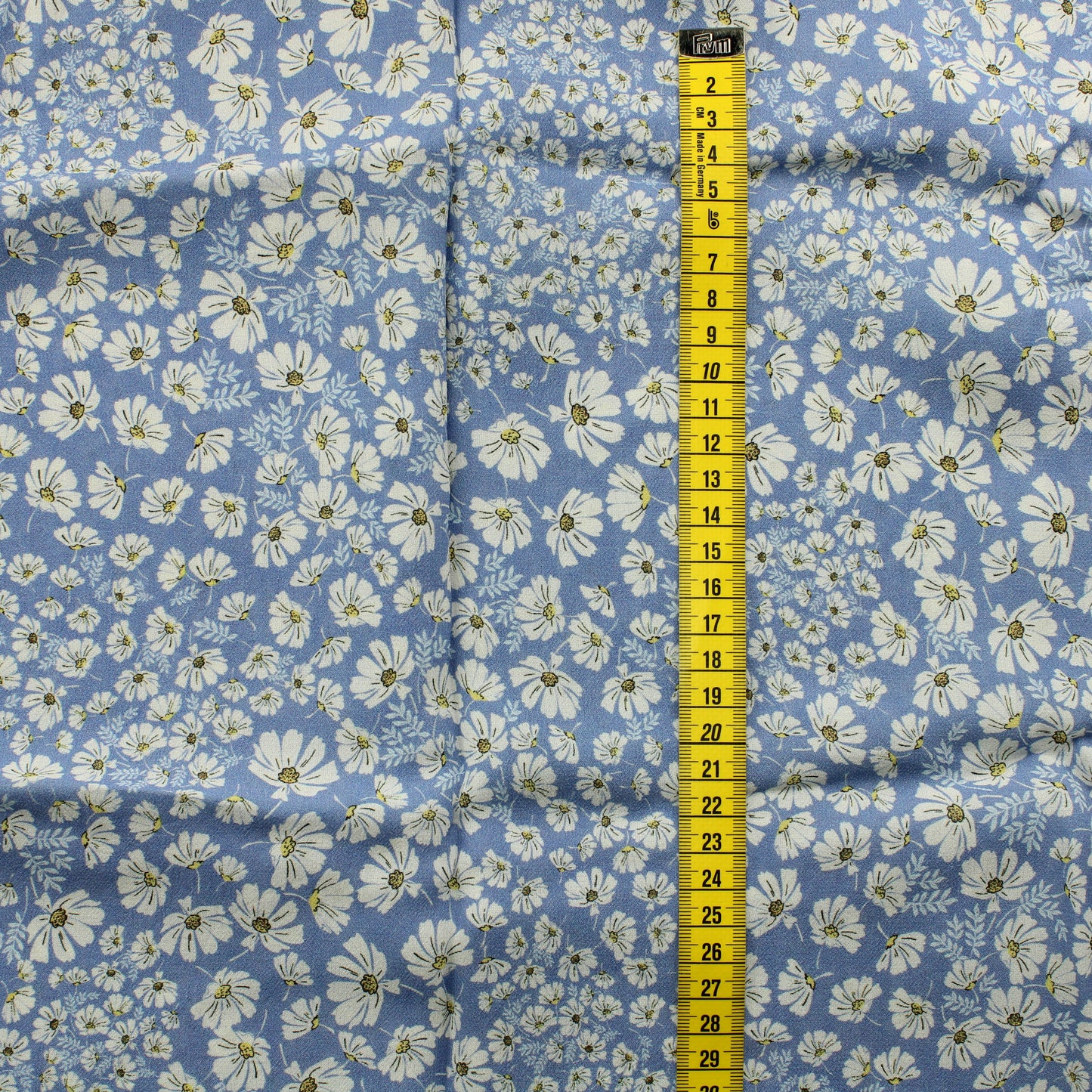 Valkoiset kukat vaaleansinisellä Viskoosikreppi - Pala