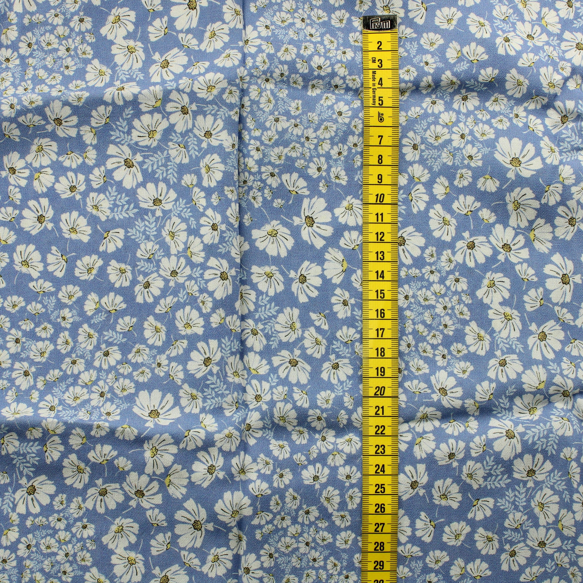 Valkoiset kukat vaaleansinisellä Viskoosikreppi - Pala