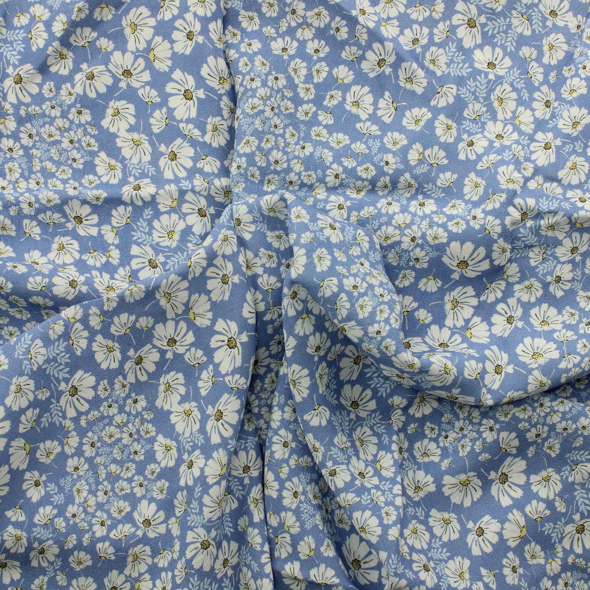 Valkoiset kukat vaaleansinisellä Viskoosikreppi - Pala