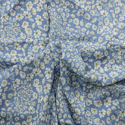 Valkoiset kukat vaaleansinisellä Viskoosikreppi - Pala