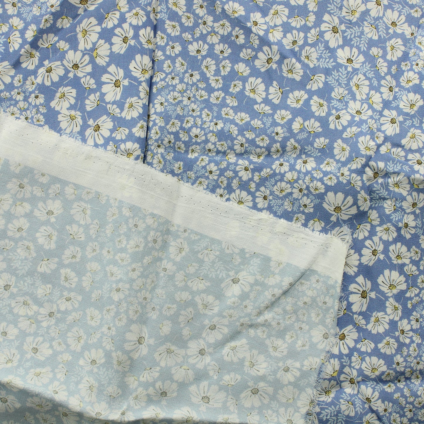 Valkoiset kukat vaaleansinisellä Viskoosikreppi - Pala