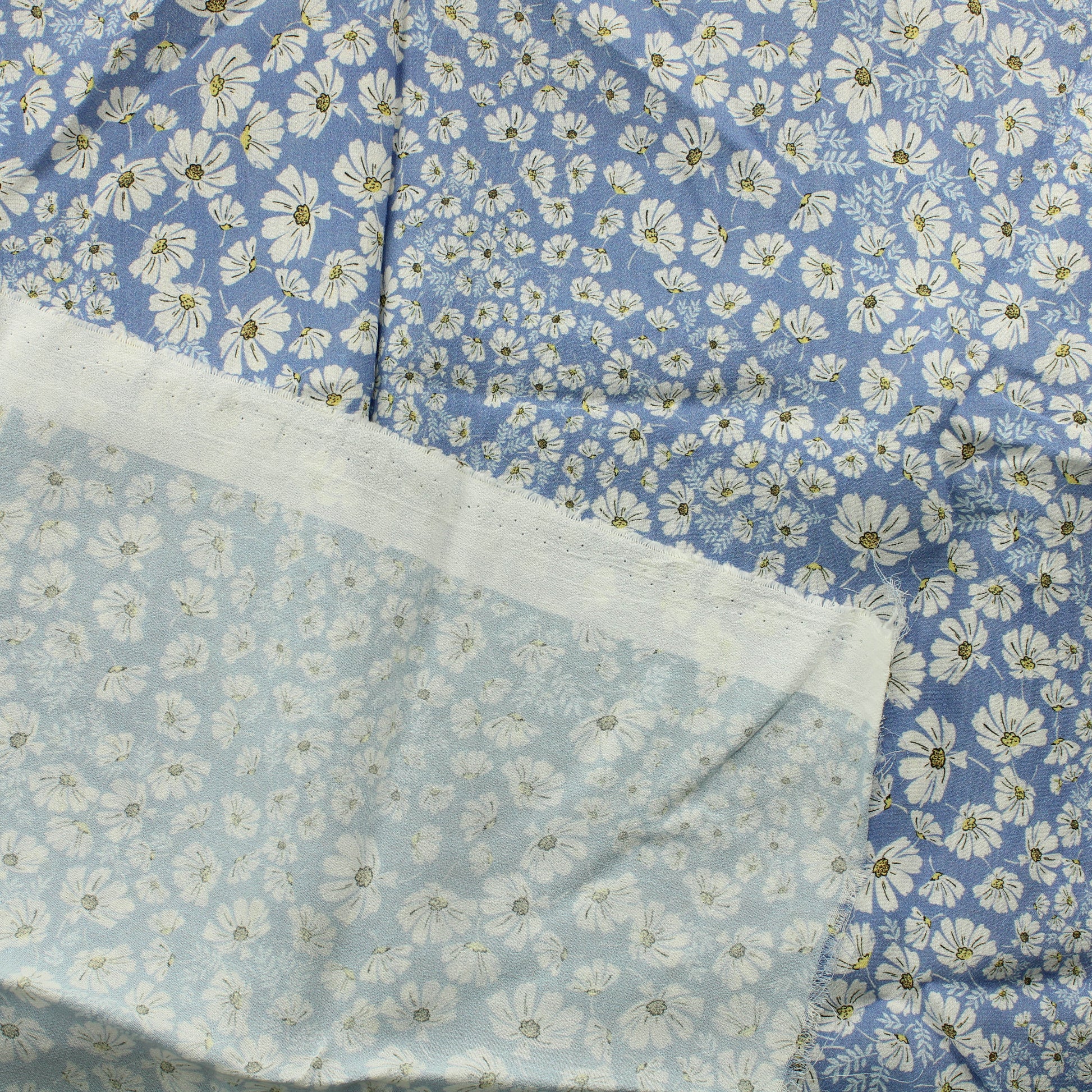 Valkoiset kukat vaaleansinisellä Viskoosikreppi - Pala