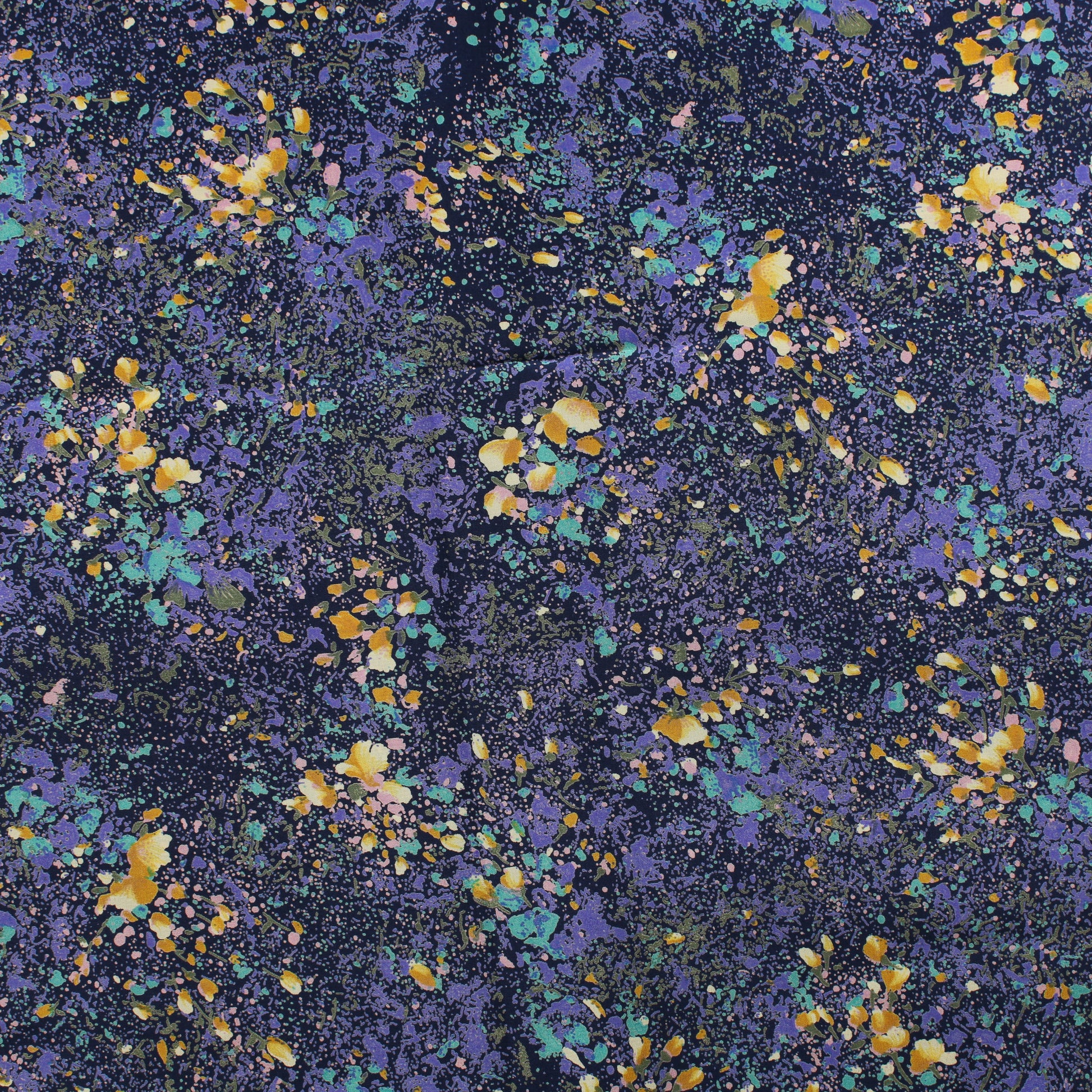 Violetinsävyinen kukikas Vaatetuskangas - Pala